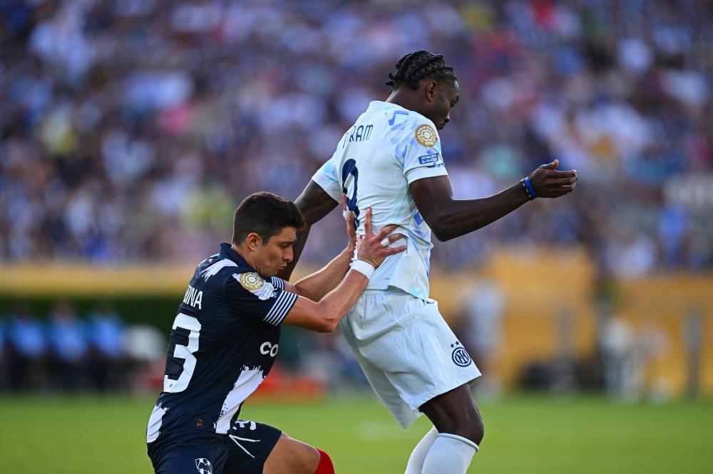 莱万：我经常带伤上场，肋骨骨折也硬撑；不着急决定未来